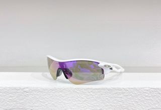 Oakley 歐克利OO9206  圖案雙色鏤空鏡腿鏡框 字母鏡面 運動版 眼罩式 唔規則TR板材半框貓眼形時尚太陽鏡 光學變色連體鏡片16164234490375937110
