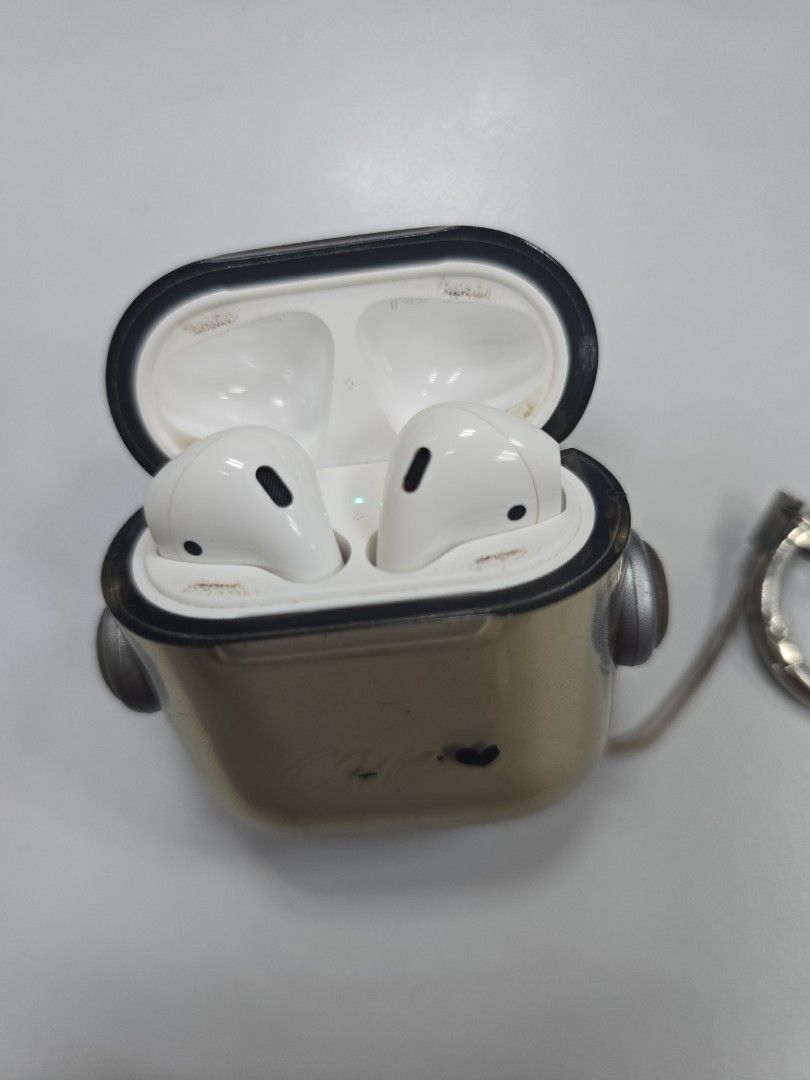 Original Apple Airpods Gen 2 (Category: Earphones) located in Legazpi City. Submitted by davedenz1329 (Listing ID 1399452009, Image 2). Description: RS: Upgraded to the newest version Working well pa may stain lang yung magnetic part na di matanggal. Original Apple Airpods Gen 2.