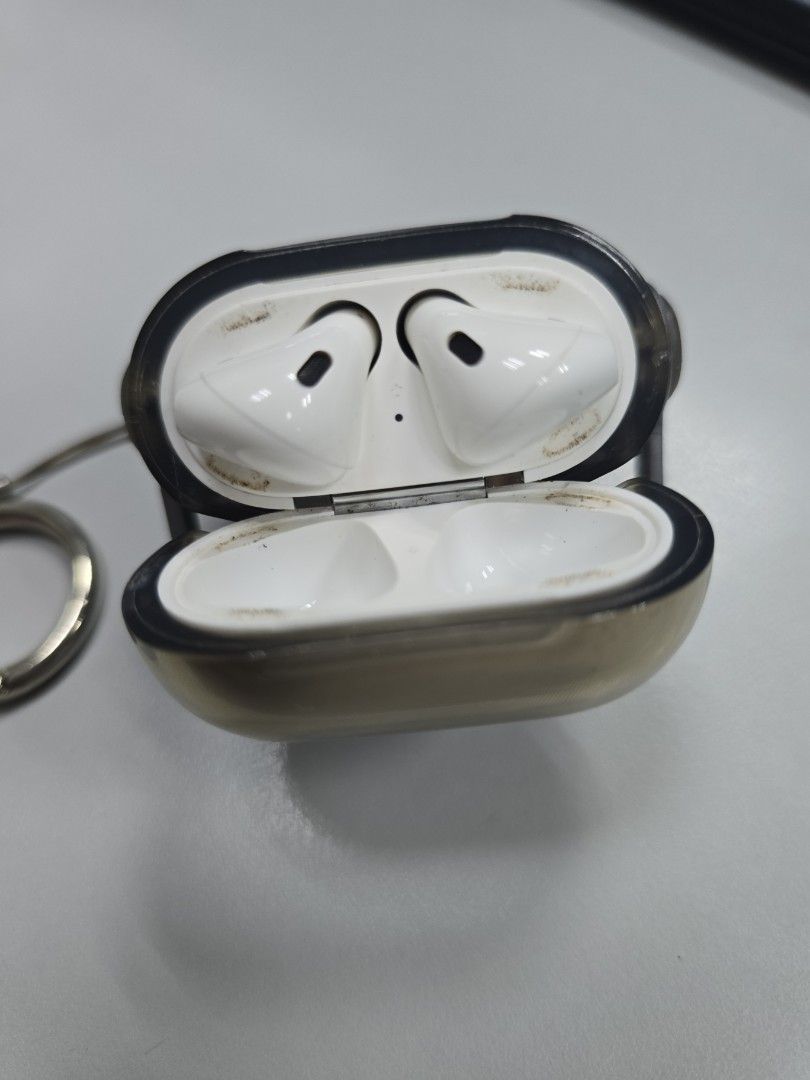 Original Apple Airpods Gen 2 (Category: Earphones) located in Legazpi City. Submitted by davedenz1329 (Listing ID 1399452009, Image 3). Description: RS: Upgraded to the newest version Working well pa may stain lang yung magnetic part na di matanggal. Original Apple Airpods Gen 2.