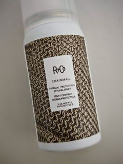 R+Co Chainmail Thermal Protection Styling Spray 32ml. Hair spray 抗熱頭髮造型噴霧 450°F protection for use with hot tools, with flexible hold and a voluminous, smooth finish.64238890504962110
