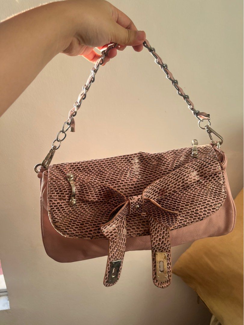 SHOULDER BAG FOR OCCASIONS (PEACH COLOR) (Category: Shoulder Bags) located in Bulacan. Submitted by akcoliva (Listing ID 1399577605, Image 1). Description: Perfect for events and occations Used but not abused. (Need lang punasan) No dents and issue Loc . Sjdm bulacan Mod: same day delivery lala move / grab Jnt (defenda on your loc).
