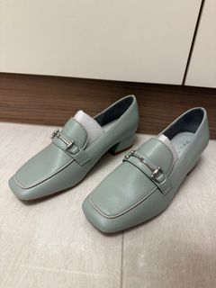 帶銀色扣飾的方頭便鞋64242490499714110