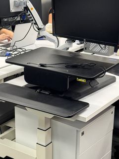 帶鍵盤托盤的站立式書桌轉換器64234321731842110