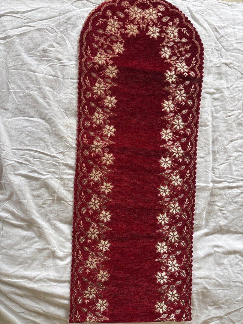 Table runner (Category: Table Linen & Textiles) located in Singapore. Submitted by sai3456 (Listing ID 1373071550, Image 2). Description: I have green 3 piece Maroon 1 piece 1 for 6$ 4 for 22$.