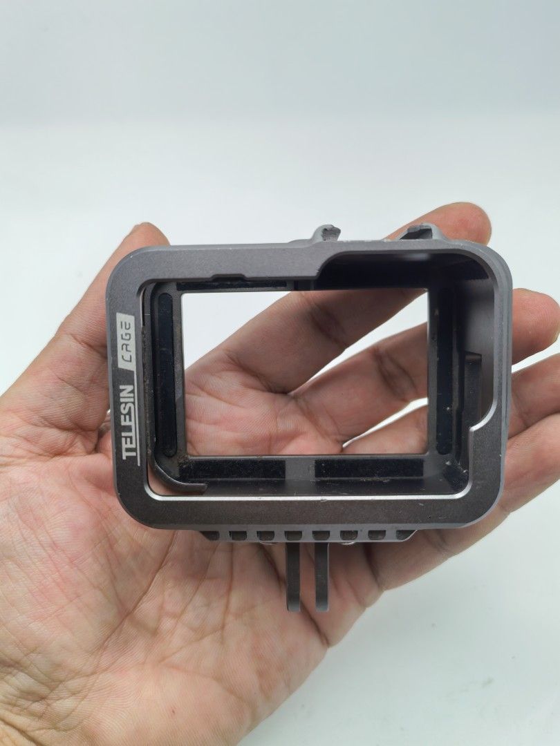 TELESIN Aluminum Cage (Category: Other Photography Accessories) located in Cebu City. Submitted by dudes_villanueva (Listing ID 1399455171, Image 1). Description: TELESIN Aluminum Cage Brand: TELESIN 📌For a GoPro HERO 9, 10, or 11 action camera. 📌This protective cage is designed to provide a secure mount and additional protection for the camera. 📌Product Type: Protective cage/case for action cameras 📌Compatibility: GoPro HERO 9, HERO 10, and 