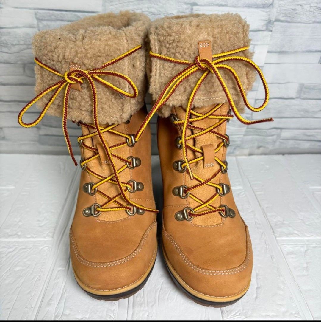 Timberland Earthkeepers 2way wedge boots (Category: Boots) located in Valenzuela. Submitted by neromiii (Listing ID 1399526473, Image 1). Description: Preloved but still in very good condition Adjustable yung fur, pwedeng itaas Womens US Size 6 - 23cm No more box Perfect pang outfit sa autumn at winter 😊 rfs: sobrang ganda nya kaya lang hindi ko mapanindigan yung heels 😂.