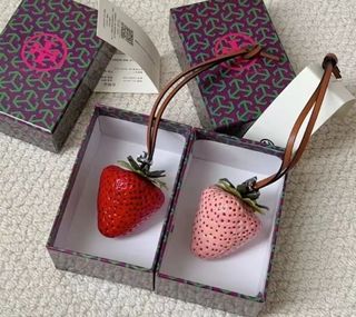 TORY BURCH 草莓設計牛皮革掛件男女同款情侶款紅色64234005114241110