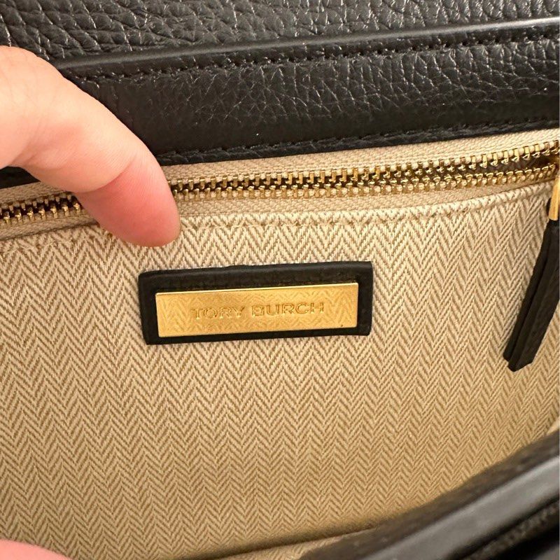 Tory Burch Britten Flap Shoulder Bag (Category: Shoulder Bags) located in Batac City. Submitted by ___bagsssandsstyle (Listing ID 1399451562, Image 3). Description: Original No flaw Complete.