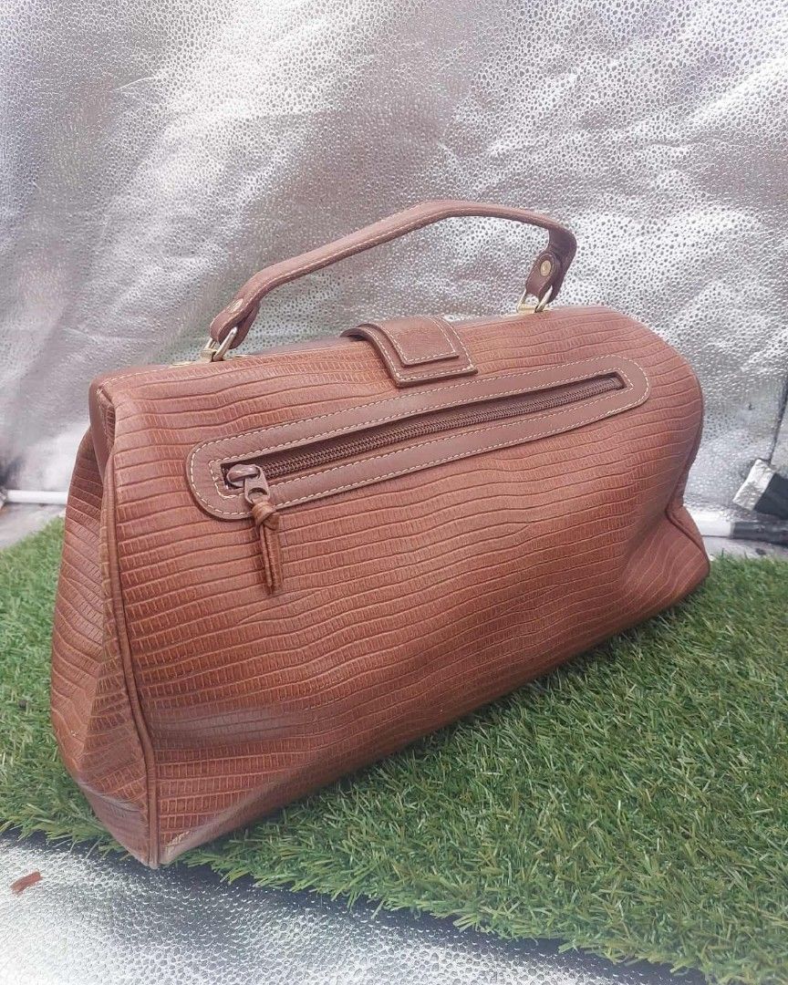 Vintage Brown Handbag with Handle (Category: Luxury Bags & Wallets) located in Quezon City. Submitted by vanessaqu83110 (Listing ID 1399562550, Image 3). Description: Japan Surplus Doctor’s Bag 💼 Classic at elegant look ✨ May konting mantsa at light scratch lang (halos di pansin 😉) Matibay, spacious, at perfect pang everyday o pang office use! 👉 800.