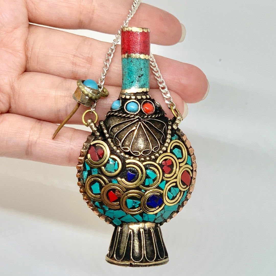 Vintage Tibetan Snuff Bottle Amulet (Category: Vintage Collectibles) located in Mexico. Submitted by amidalajewelryandartifacts (Listing ID 1399509229, Image 2). Description: ITEM : 🕉 Vintage Tibetan Snuff Bottle Amulet ✅ This exquisite handcrafted piece is a Tibetan snuff bottle, traditionally used in the Himalayan regions to hold medicinal herbs or powdered tobacco (snuff). Beyond its practical use, it also serves as a protective amulet and a 