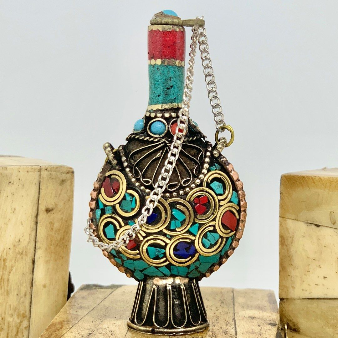 Vintage Tibetan Snuff Bottle Amulet (Category: Vintage Collectibles) located in Mexico. Submitted by amidalajewelryandartifacts (Listing ID 1399509229, Image 1). Description: ITEM : 🕉 Vintage Tibetan Snuff Bottle Amulet ✅ This exquisite handcrafted piece is a Tibetan snuff bottle, traditionally used in the Himalayan regions to hold medicinal herbs or powdered tobacco (snuff). Beyond its practical use, it also serves as a protective amulet and a 