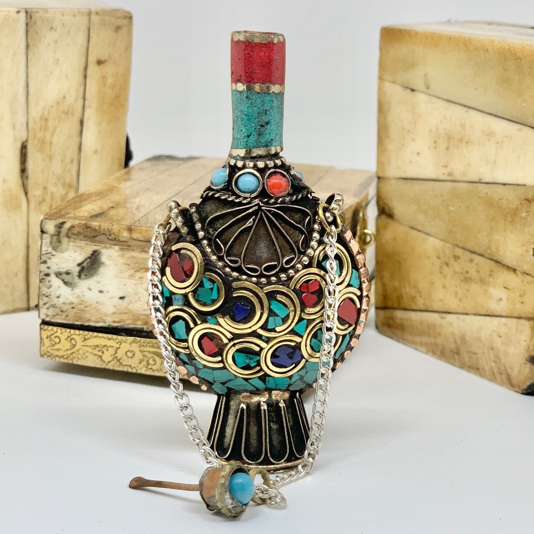 Vintage Tibetan Snuff Bottle Amulet (Category: Vintage Collectibles) located in Mexico. Submitted by amidalajewelryandartifacts (Listing ID 1399509229, Image 3). Description: ITEM : 🕉 Vintage Tibetan Snuff Bottle Amulet ✅ This exquisite handcrafted piece is a Tibetan snuff bottle, traditionally used in the Himalayan regions to hold medicinal herbs or powdered tobacco (snuff). Beyond its practical use, it also serves as a protective amulet and a 