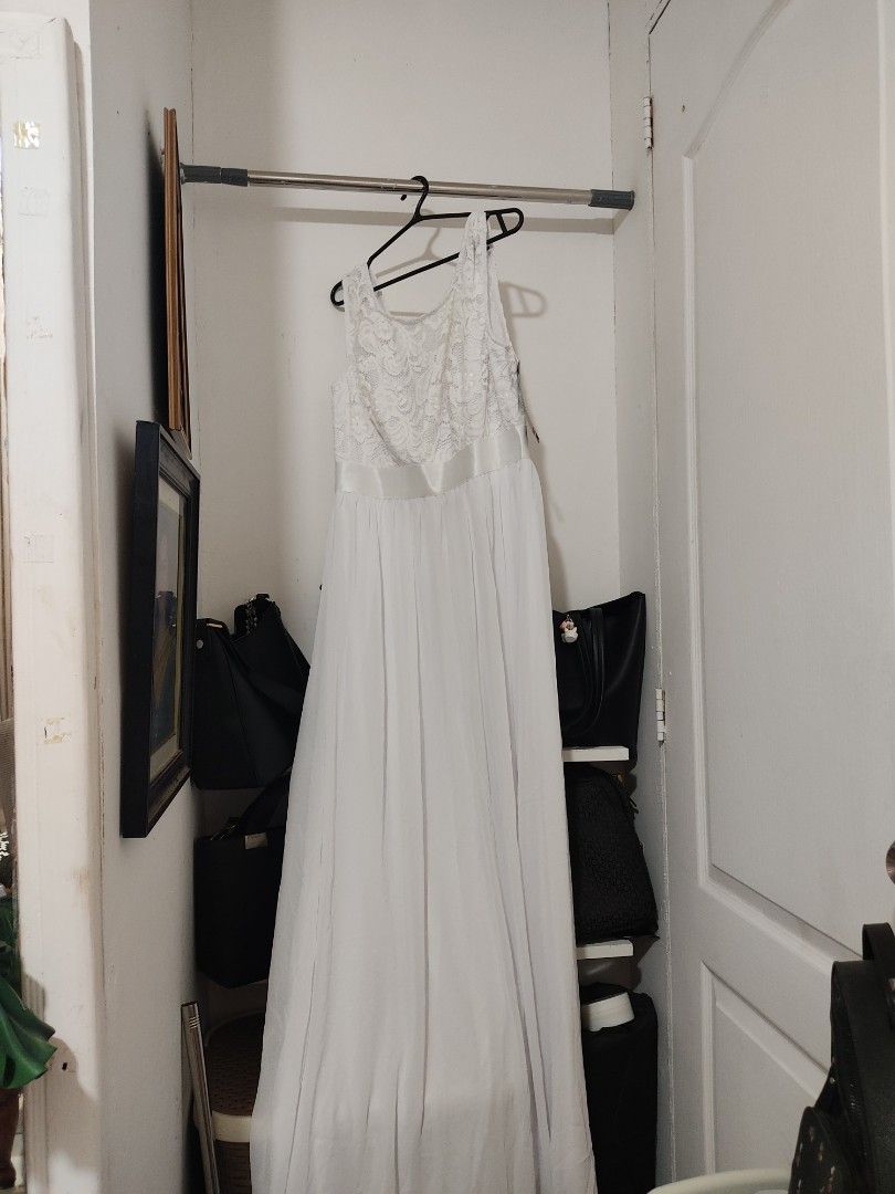 White Dress (Category: Dresses) located in Bacoor. Submitted by MAB_Store (Listing ID 1399547991, Image 2). Description: White Dress, with Tag & Stain sa likod. Large, and for height 5'2.
