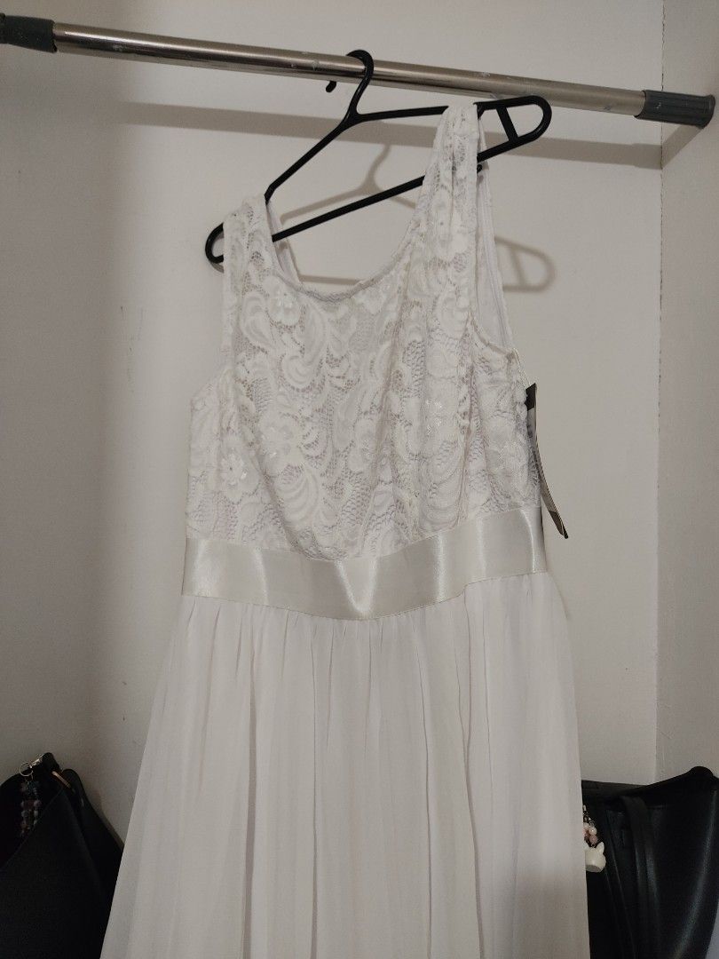 White Dress (Category: Dresses) located in Bacoor. Submitted by MAB_Store (Listing ID 1399547991, Image 1). Description: White Dress, with Tag & Stain sa likod. Large, and for height 5'2.