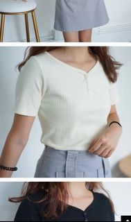 Whitetale素色V領排鈕坑紋TEE【WWT6419】64239924095745110