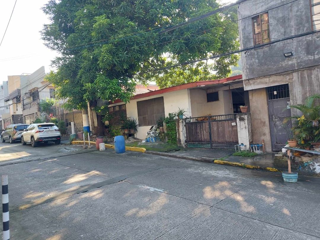 335 sqm Lot With Structure in Kapitolyo Pasig 40M net (Category: House & Lot) located in Pasig City. Submitted by mariaconcepcionchona.detiquiz (Listing ID 1399758941, Image 2). Description: Lot area 335 sqm The house is delapidated Located inside a gated street in Kapitolyo Pasig Classified as residential - up to 3 storey house is allowed All taxes and expenses to be paid by buyer Less than 10 minutes drive to Shaw Boulevard, BGC , Capitol Commo