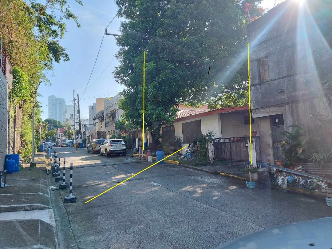335 sqm Lot With Structure in Kapitolyo Pasig 40M net (Category: House & Lot) located in Pasig City. Submitted by mariaconcepcionchona.detiquiz (Listing ID 1399758941, Image 1). Description: Lot area 335 sqm The house is delapidated Located inside a gated street in Kapitolyo Pasig Classified as residential - up to 3 storey house is allowed All taxes and expenses to be paid by buyer Less than 10 minutes drive to Shaw Boulevard, BGC , Capitol Commo