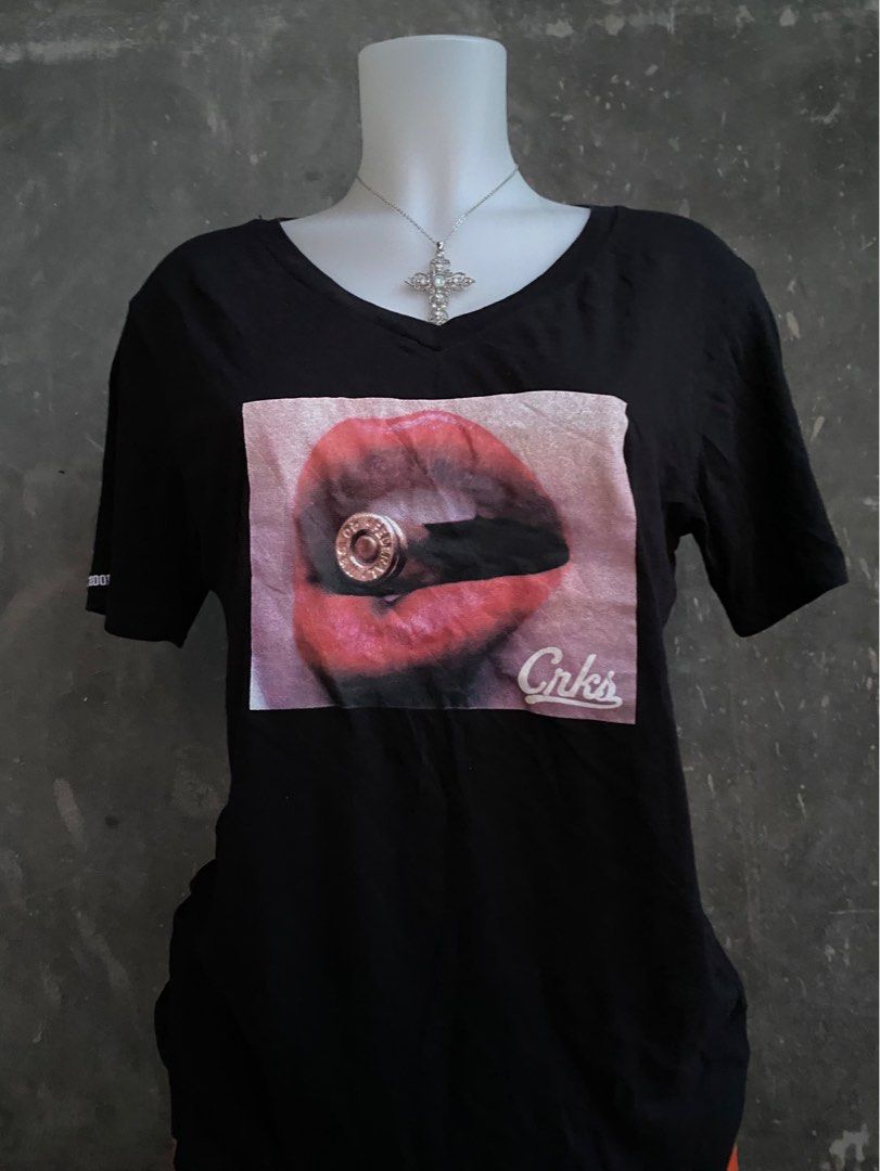 Black Graphic V-neck T-shirt (Category: Tshirts & Polo Shirts ) located in San Pablo. Submitted by zon.tft (Listing ID 1399715075, Image 2). Description: - Black V-neck T-shirt - Graphic print: Close-up lips with bullet .