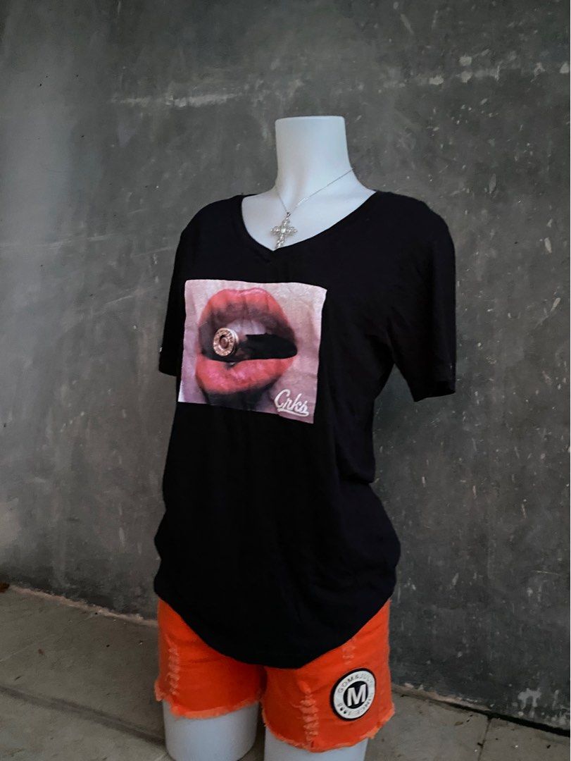 Black Graphic V-neck T-shirt (Category: Tshirts & Polo Shirts ) located in San Pablo. Submitted by zon.tft (Listing ID 1399715075, Image 3). Description: - Black V-neck T-shirt - Graphic print: Close-up lips with bullet .