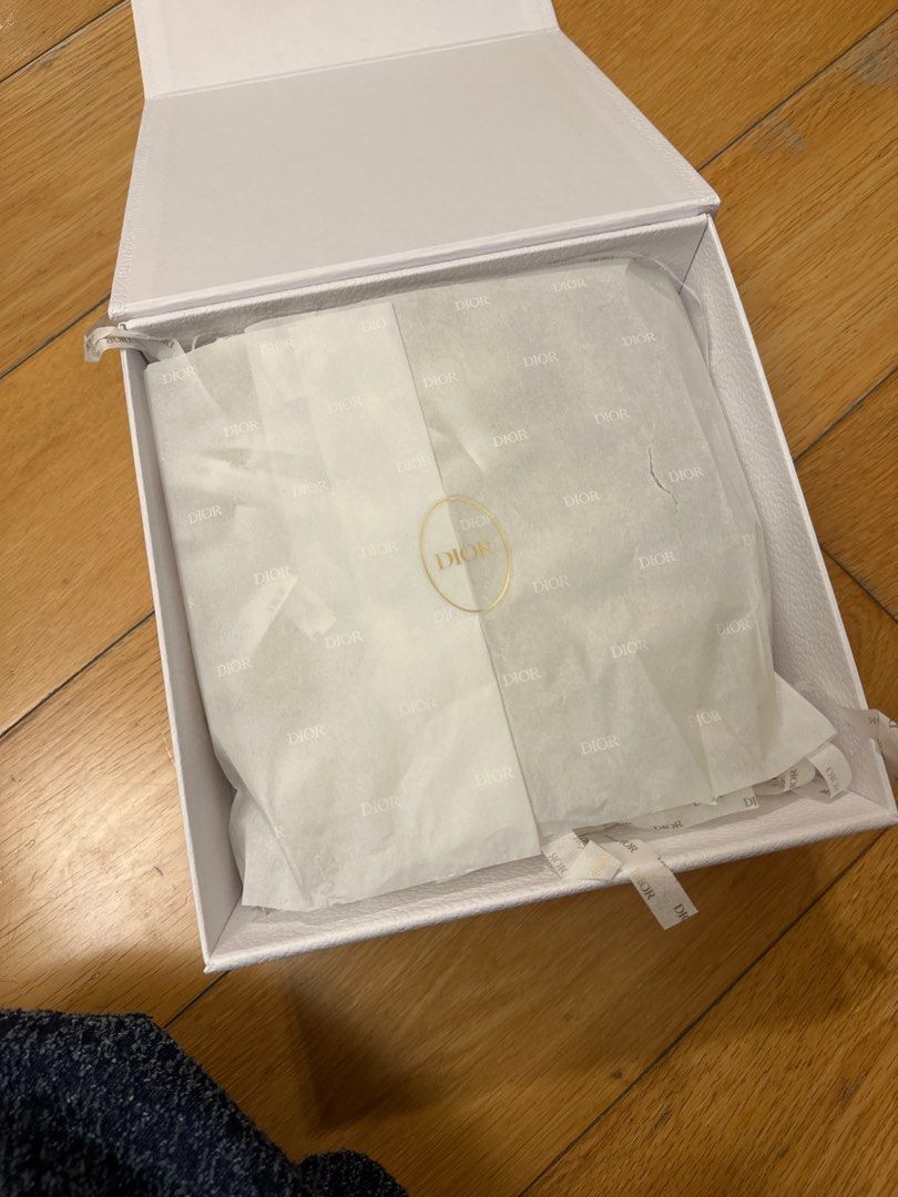 Dior Gift Box （分類：飾物及配件）位於 Hong Kong。 由 berber_gg 提交（商品編號 1399744698，圖片 2）。簡介： Authentic Dior gift box. Includes the original box, tissue paper, and shredded paper. The box is white with gold Dior lettering on the top. The tissue paper has a Dior logo pattern. The shredded paper is also branded with the Dior logo.。