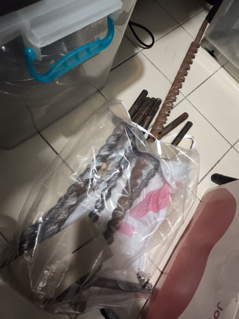 Drill bits (Category: Home Improvement Tools & Accessories) located in Singapore. Submitted by seahhuiming (Listing ID 1399659249, Image 1). Description: some new. some used. feel free to come and have a look before deciding.