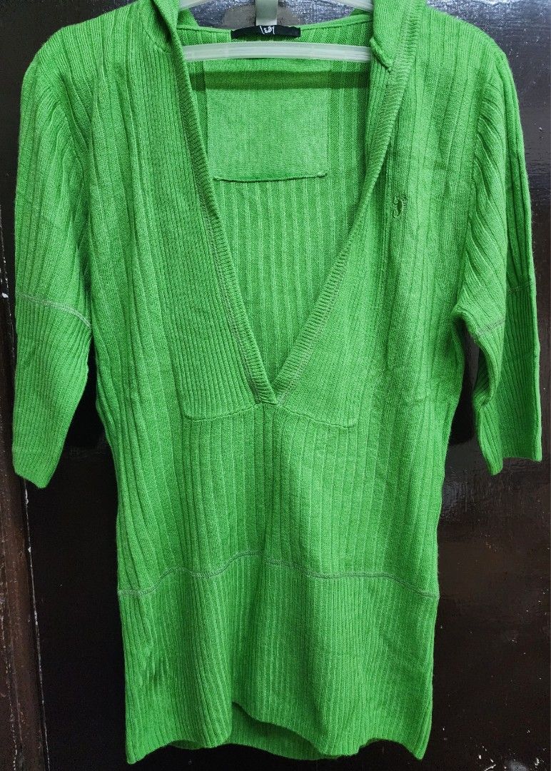 Green Hooded Sweater/tops (Category: Others Tops) located in Las Pinas. Submitted by yramerim (Listing ID 1399678525, Image 1). Description: Size: Small to medium Mode of payment: Gcash,maya or rcbc Courier: LBC PLEASE MANAGE YOUR EXPECTATIONS. PRELOVED ITEMS NO CANCELLATION NO COD NO RETURN/NO EXCHANGE - Vibrant green hooded sweater - Deep V-neck - Three-quarter sleeves - Ribbed knit design - Fitted silhouette - Small logo detail - Soft, knitted