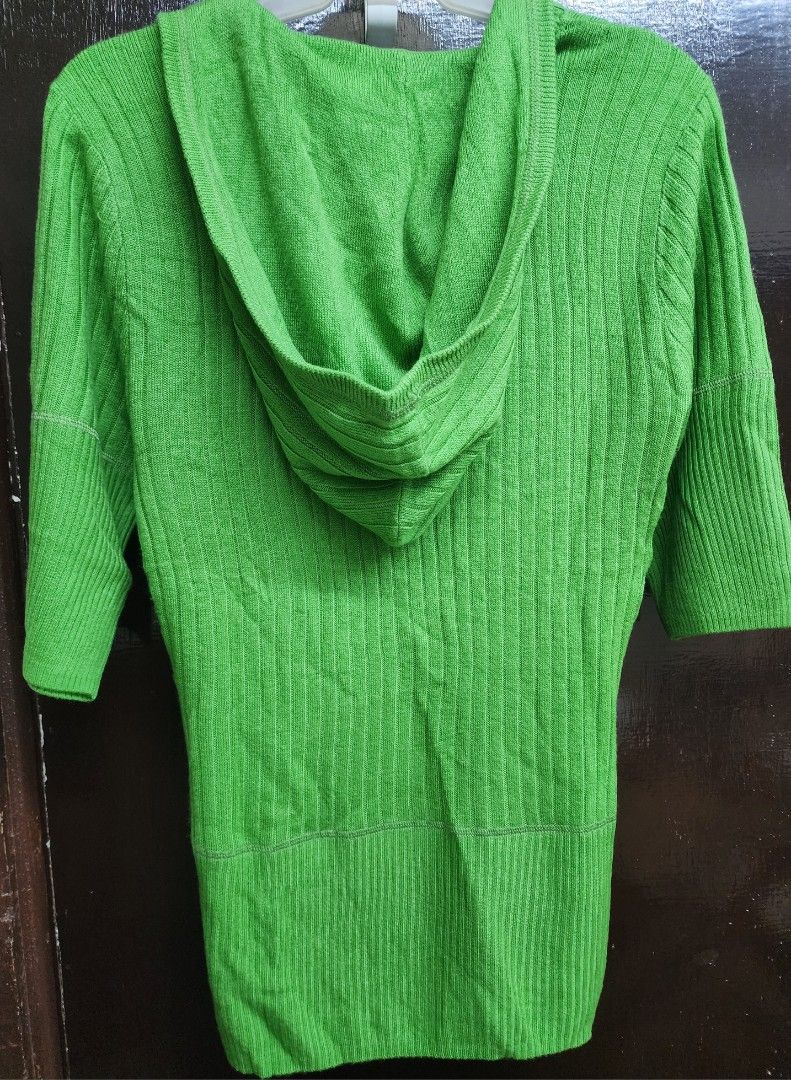 Green Hooded Sweater/tops (Category: Others Tops) located in Las Pinas. Submitted by yramerim (Listing ID 1399678525, Image 2). Description: Size: Small to medium Mode of payment: Gcash,maya or rcbc Courier: LBC PLEASE MANAGE YOUR EXPECTATIONS. PRELOVED ITEMS NO CANCELLATION NO COD NO RETURN/NO EXCHANGE - Vibrant green hooded sweater - Deep V-neck - Three-quarter sleeves - Ribbed knit design - Fitted silhouette - Small logo detail - Soft, knitted