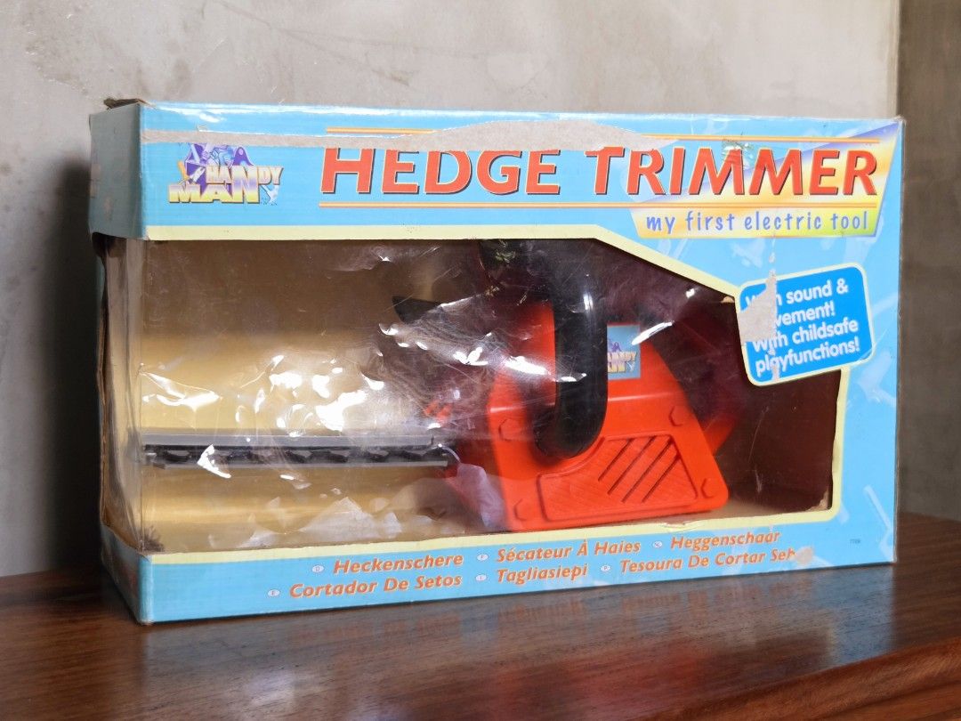 Handy Man Hedge Trimmer Chainsaw Costume Prop (Category: Gardening Tools & Ornaments) located in Pasig City. Submitted by ge_borro (Listing ID 1399739620, Image 3). Description: good for costume prop in good condition, untested.