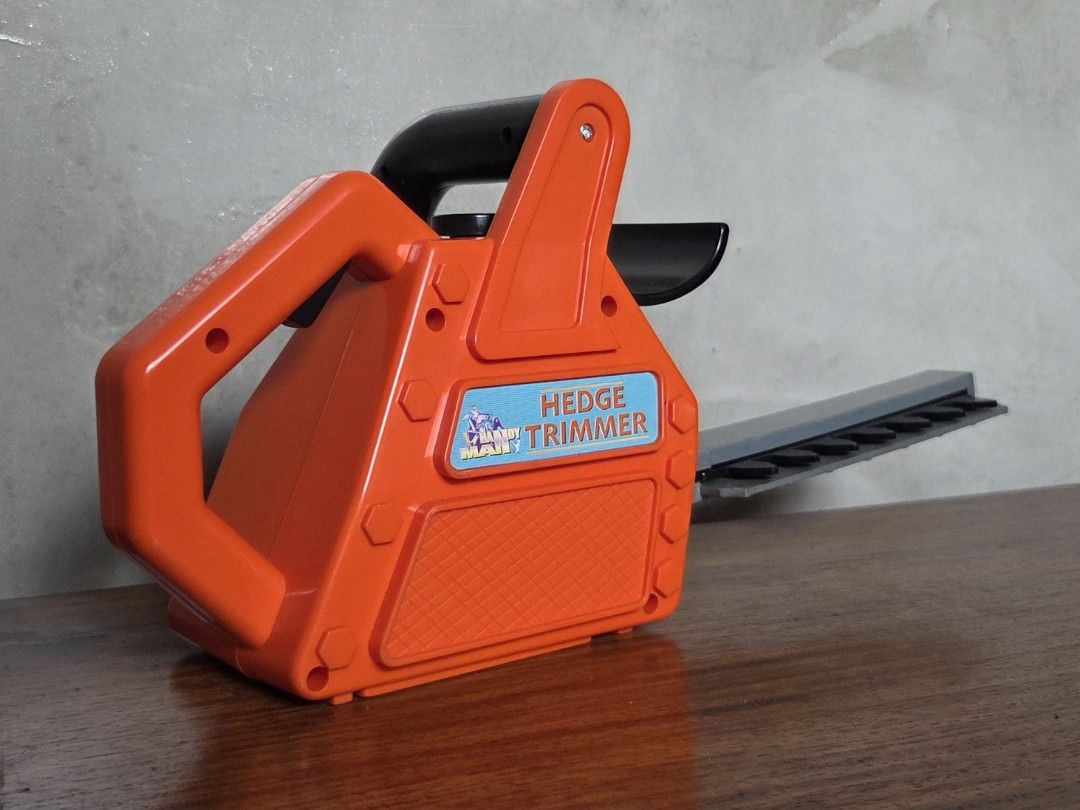 Handy Man Hedge Trimmer Chainsaw Costume Prop (Category: Gardening Tools & Ornaments) located in Pasig City. Submitted by ge_borro (Listing ID 1399739620, Image 2). Description: good for costume prop in good condition, untested.