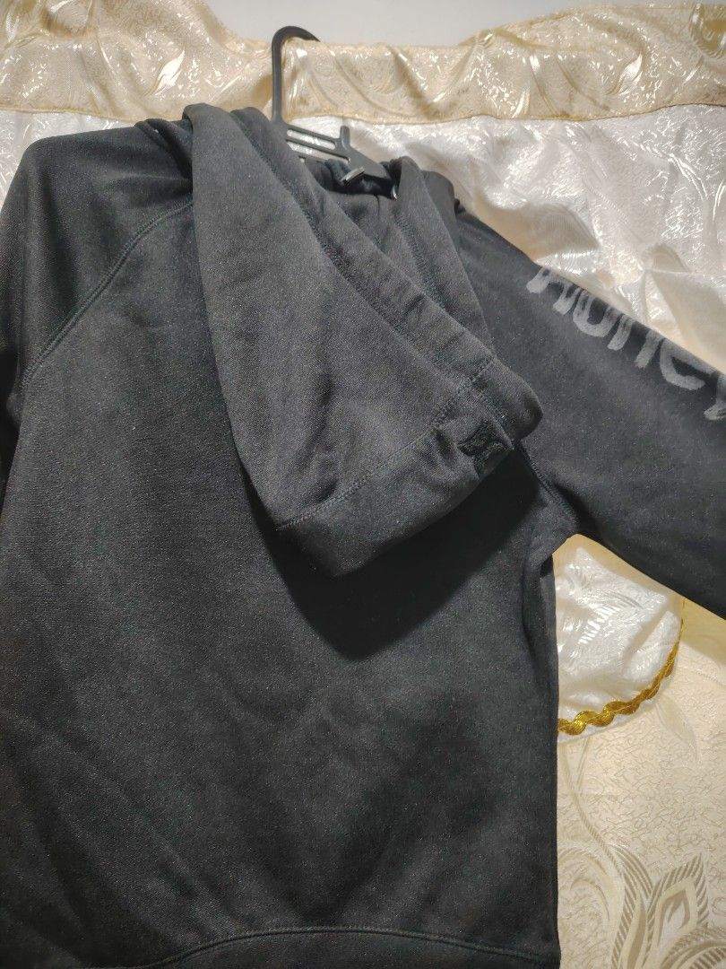 Hurley Black Hoodie - Size S (Category: Hoodies) located in Manila. Submitted by shemstepszi (Listing ID 1399644808, Image 3). Description: - Hurley hoodie - Brandnew from Canada - Size: S - Full zip closure - Features a hood - Small front pocket - Hurley logo on sleeve - Made in China.