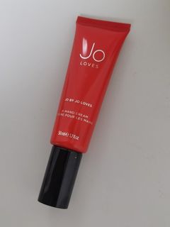 Jo Loves A Hand Cream – Jo By Jo Loves 50ml. (SCENTED) Super Fragrant Hand Cream “𝑱𝒐 𝒃𝒚 𝑱𝒐 𝑳𝒐𝒗𝒆𝒔” 💌 The Iconic Scent A Charming and Fresh Fragrance64246337781634110