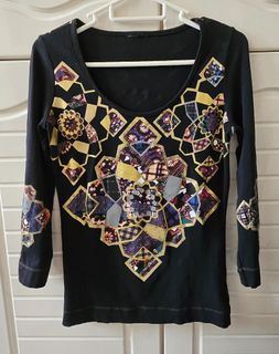 Just Cavalli 黑色中袖高品質超弹性T恤.金色線車缝，衣袖襯托装飾.64246179597059110