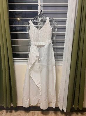 Karimadon White Wedding Dress (Category: Evening dresses & gowns) located in Angono. Submitted by declutteringpj (Listing ID 1399798471, Image 2). Description: Selling my sister's Karimadon gown used last October 2024. Slightly altered. Pinalipat ko yung ribbon sa likod. See photo for the original. May slit sya mga mhie. Rfs: served its purpose na. Note: not yet dry cleaned Gown size: small Bride height: 5'3 Body - 34-27-34 Original price: P6,999