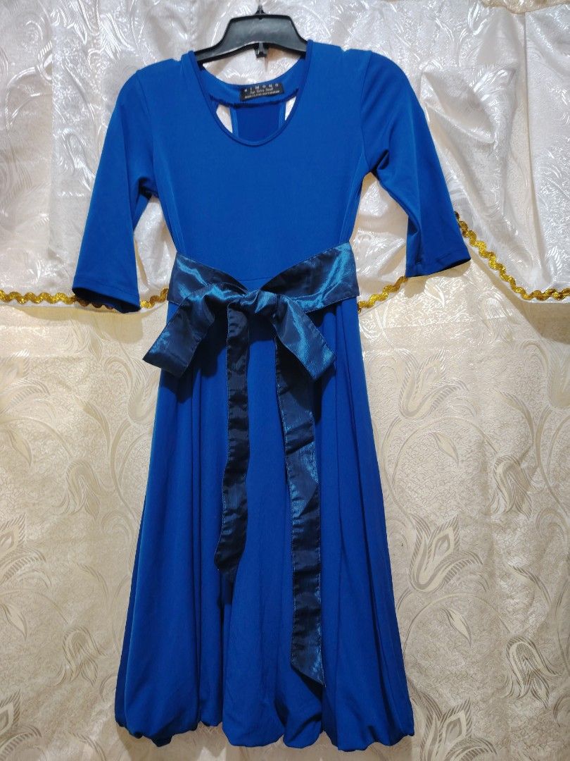 Kimono Blue Dress XS (Category: Dresses) located in Manila. Submitted by shemstepszi (Listing ID 1399651083, Image 1). Description: - Kimono blue dress - Size: Extra Small (XS) - Features a keyhole back - Includes a matching blue sash - Three-quarter sleeves - Measurements in photos - Proudly Filipino made, perfect for events or any occasion. Flowy dress, hindi mainit ang tela. Need to declutter, di na kasya sa akin. Bought it for 2000+, selling 
