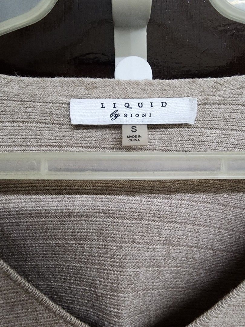 Liquid by Sioni V-neck Top (Category: Shirts) located in Las Pinas. Submitted by yramerim (Listing ID 1399678893, Image 3). Description: Size: small to semi large Mode of payment: Gcash,maya or rcbc Courier: LBC PLEASE MANAGE YOUR EXPECTATIONS. PRELOVED ITEMS NO CANCELLATION NO COD NO RETURN/NO EXCHANGE - V-neck design - Batwing sleeves - Ribbed texture - Fitted hem - Size: S - Color: Beige/Light Brown - Made in China.