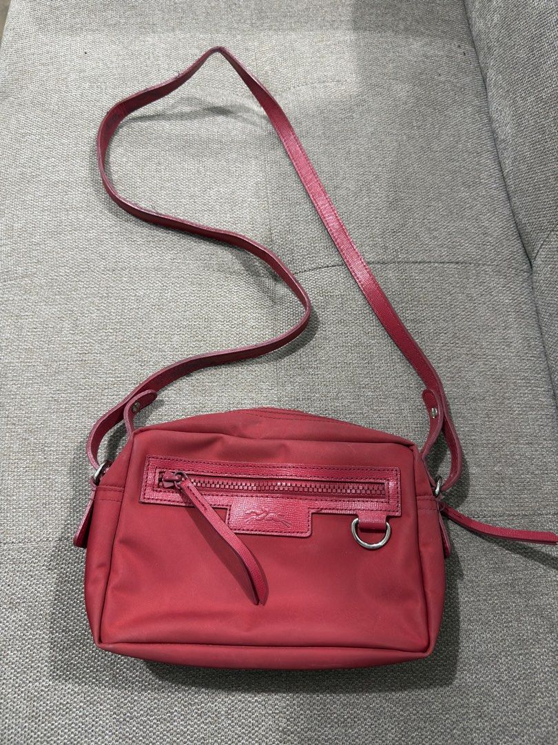 Longchamp Crossbody Bag (Category: Luxury Bags & Wallets) located in Bacolod City. Submitted by charmvault (Listing ID 1399658317, Image 1). Description: 👜Longchamp Crossbody Bag •Us Balikbayan📦🇺🇸 •Orig💯 •Made in France🇫🇷 •Preloved item | In Excellent condition •May color transfer sa strap ng bag but doesn't affect the quality of the bag •Pass sa barat!!! •What you see is what you get •Shipping via J&T Express c/o Buyer ₱130 🏷️₱1500 last 