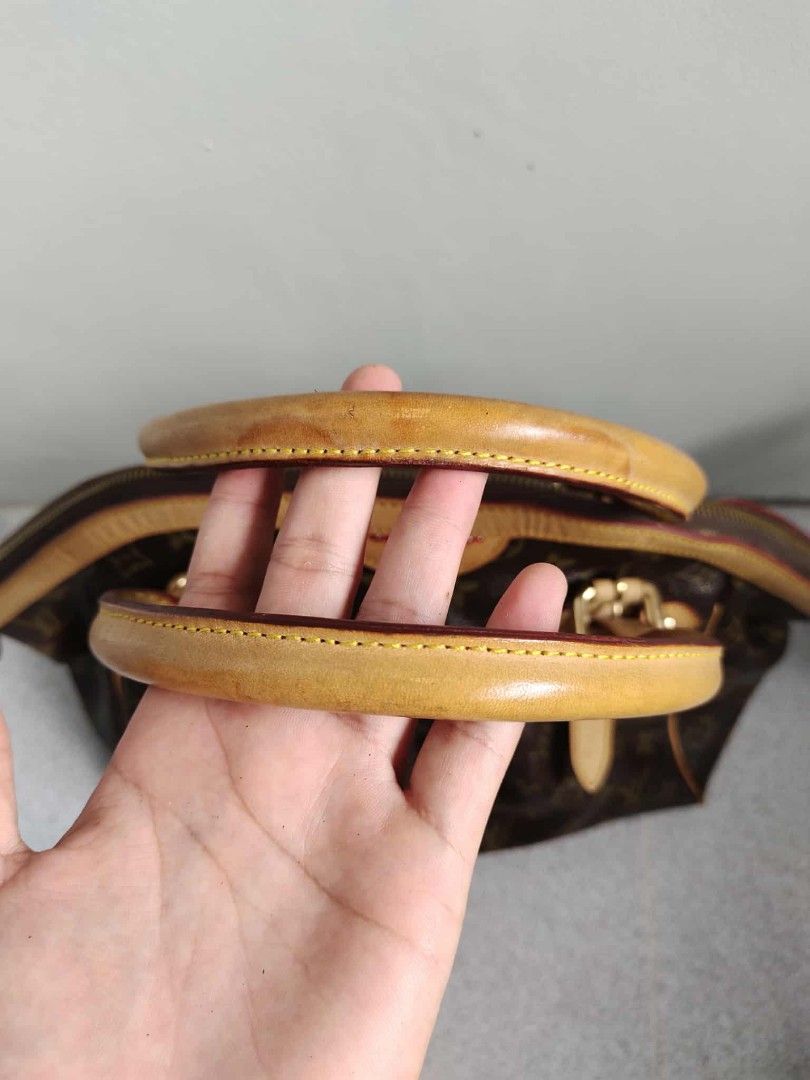 Lv tivoli (Category: Luxury Bags & Wallets) located in Tagum. Submitted by luxbagelyas (Listing ID 1399766765, Image 2). Description: super nice with sign of use only maganda pa parang gm or mm size to.