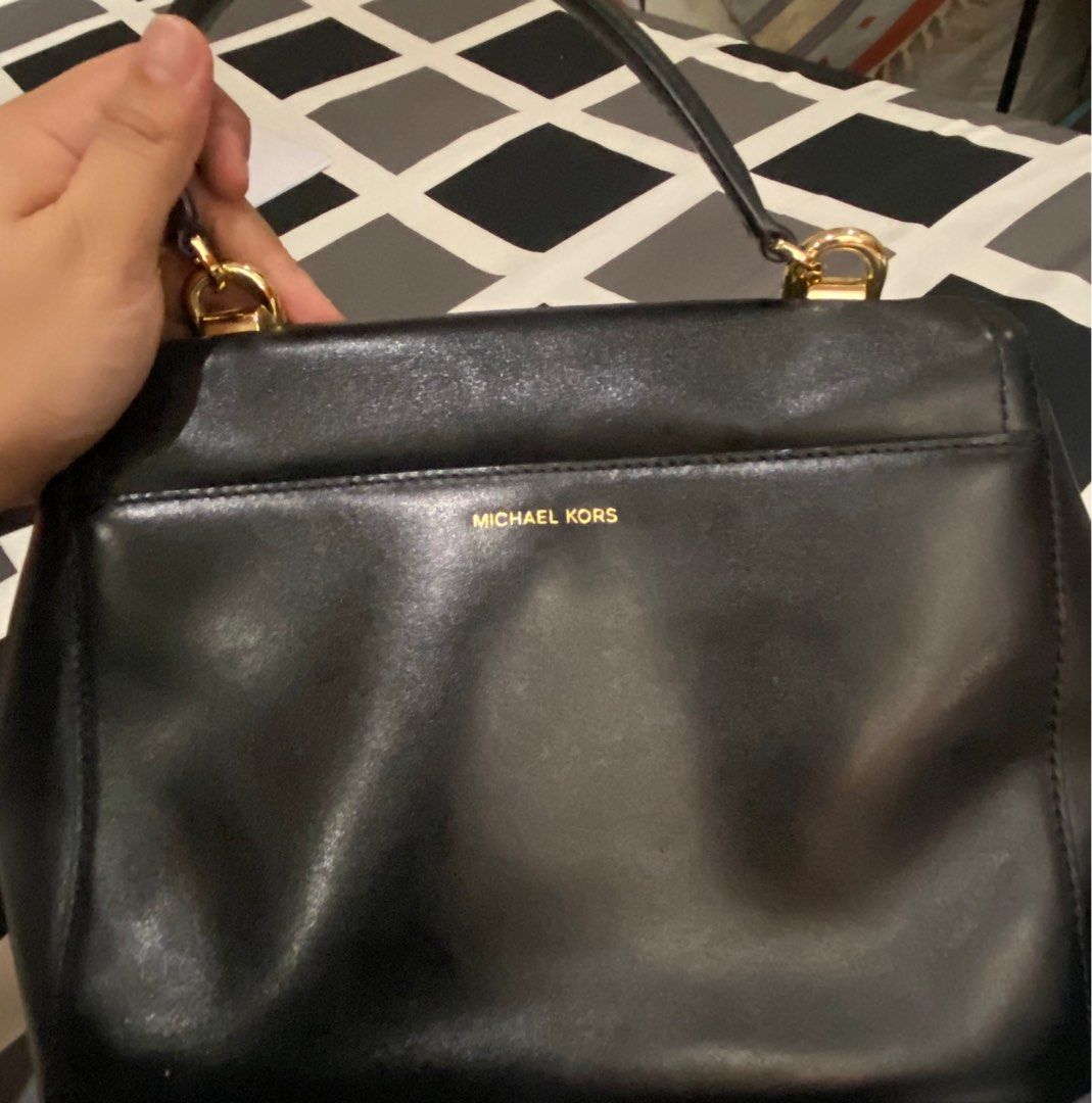 Michael Kors Sling Bag (Category: Luxury Bags & Wallets) located in Cainta. Submitted by lexichoco (Listing ID 1399760419, Image 3). Description: There is a little issue on its rubber lining on the side and stitches. Shown in the picture..