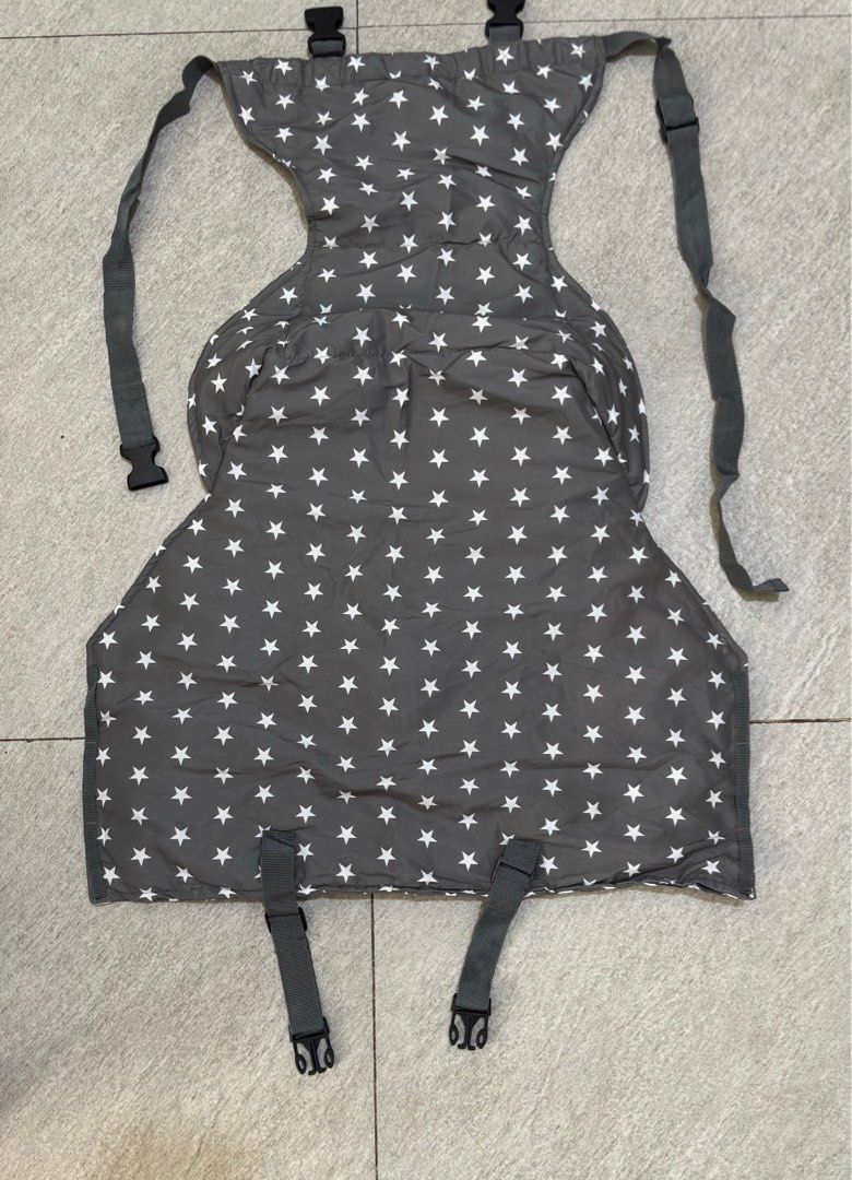 Portable Baby Hi Chair (Category: Other Baby Bathing & Changing Needs) located in Paranaque City. Submitted by dalle_closet (Listing ID 1399678428, Image 3). Description: Slightly used pa yan Not faded po.