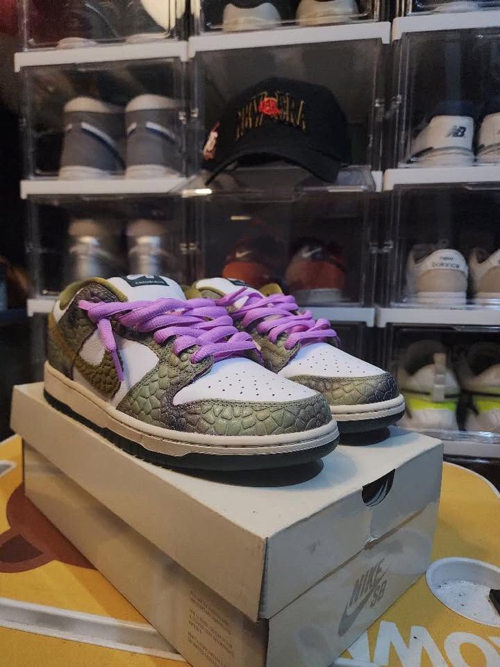 SB Dunk Low x Alexis Sablone “Chameleon” (Category: Sneakers) located in Manila. Submitted by jamesmendzzzz (Listing ID 1399696687, Image 2). Description: Sb Dunk Low x Alexis Sablone size 9 mens complete OG all Pads condition Selling for 4500 or trade to your J1 High Sbb or Unc Reimagined .