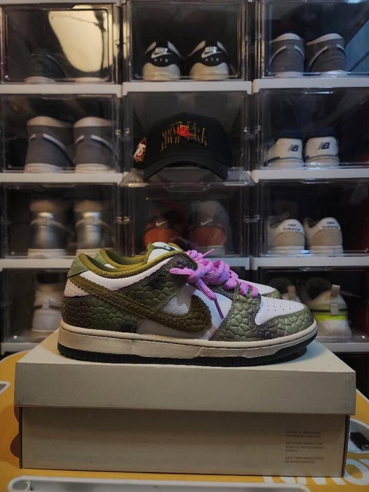 SB Dunk Low x Alexis Sablone “Chameleon” (Category: Sneakers) located in Manila. Submitted by jamesmendzzzz (Listing ID 1399696687, Image 1). Description: Sb Dunk Low x Alexis Sablone size 9 mens complete OG all Pads condition Selling for 4500 or trade to your J1 High Sbb or Unc Reimagined .