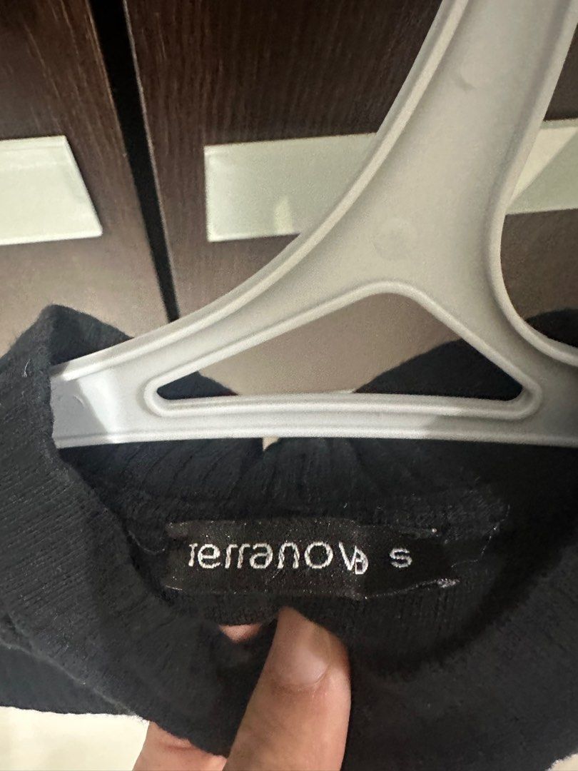 [TERRANOVA] Black Ribbed Crop Top (Category: Sleeveless) located in Manila. Submitted by abcdeclutter__ (Listing ID 1399727502, Image 2). Description: - Terranova black ribbed crop top - Size: Small - Features: Keyhole neckline, sleeveless - Perfect for casual wear or layering - Made from a comfortable, stretchy material - Versatile wardrobe piece.
