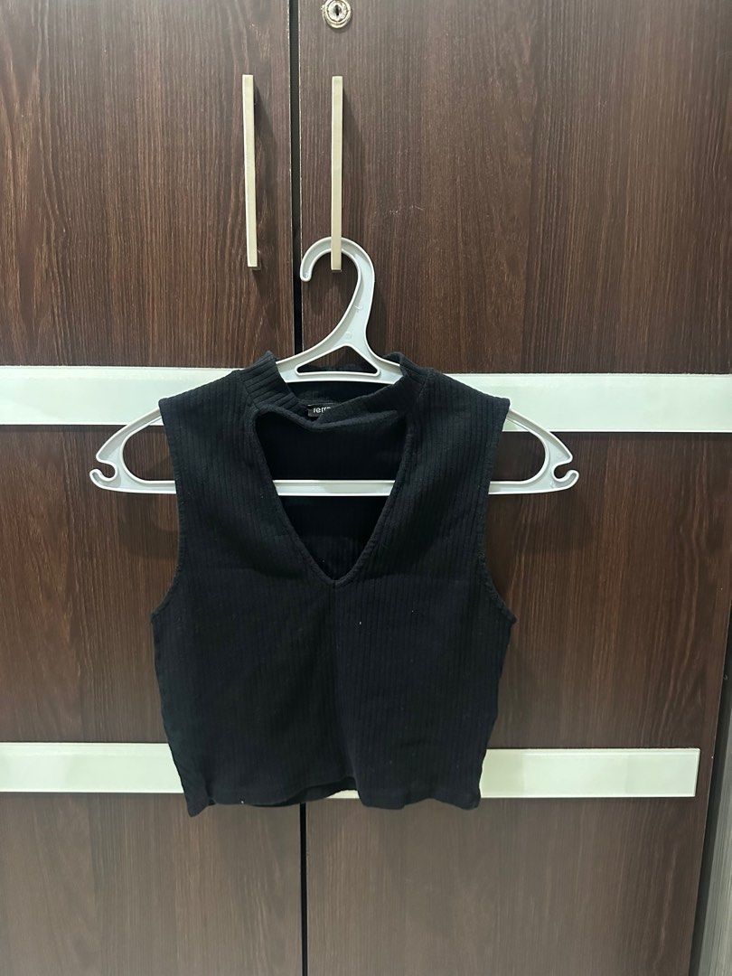 [TERRANOVA] Black Ribbed Crop Top (Category: Sleeveless) located in Manila. Submitted by abcdeclutter__ (Listing ID 1399727502, Image 1). Description: - Terranova black ribbed crop top - Size: Small - Features: Keyhole neckline, sleeveless - Perfect for casual wear or layering - Made from a comfortable, stretchy material - Versatile wardrobe piece.