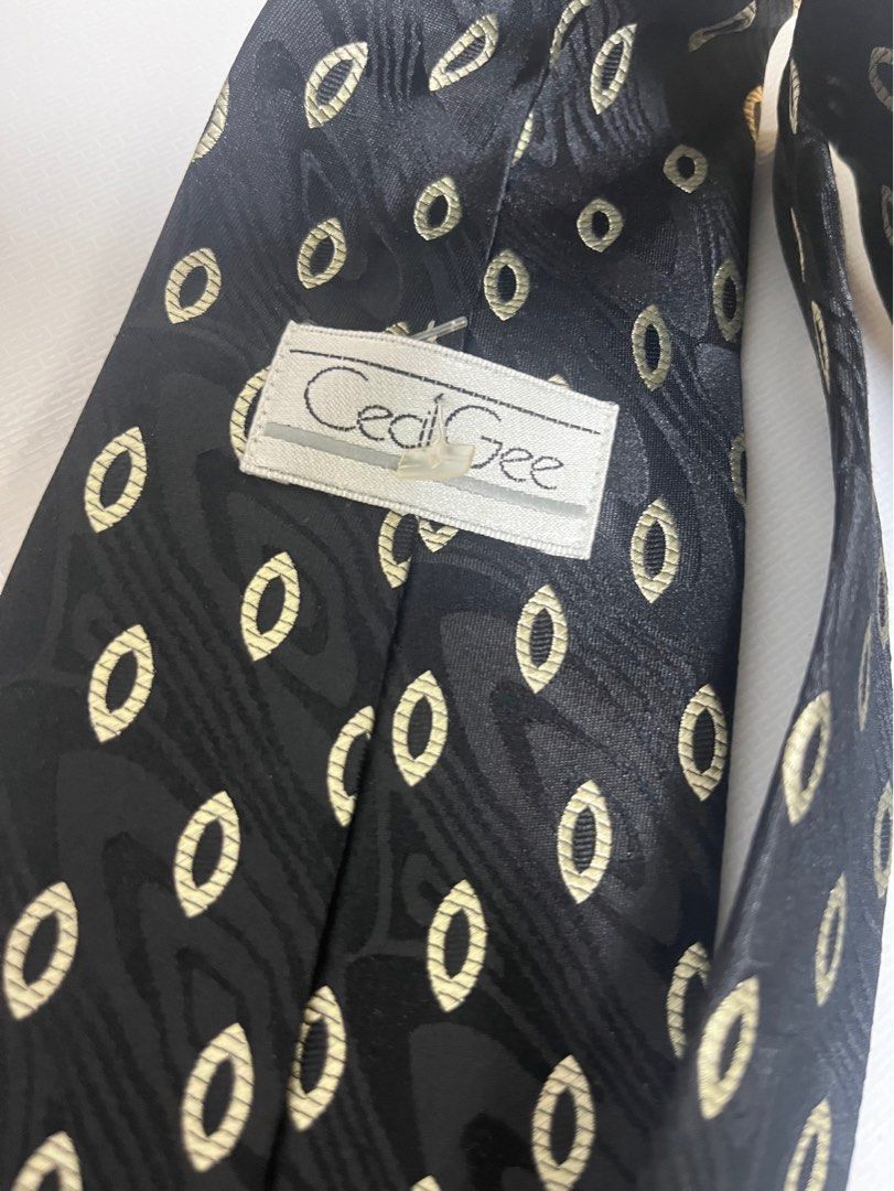 Ties （分類：領帶）位於 Hong Kong。 由 fifi140218 提交（商品編號 1399800962，圖片 9）。簡介： 清屋 全新 $200（5條呔） 。
