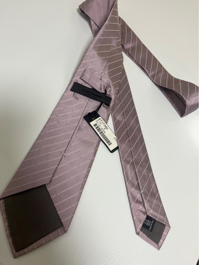 Ties （分類：領帶）位於 Hong Kong。 由 fifi140218 提交（商品編號 1399800962，圖片 3）。簡介： 清屋 全新 $200（5條呔） 。