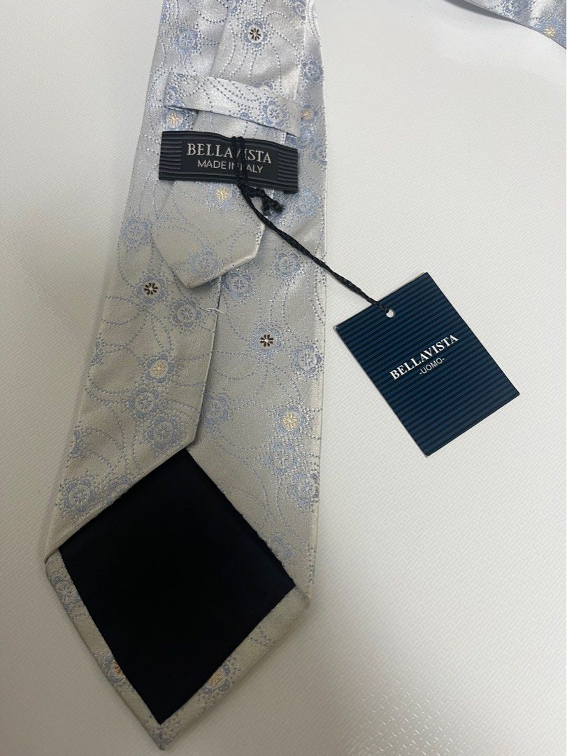 Ties （分類：領帶）位於 Hong Kong。 由 fifi140218 提交（商品編號 1399800962，圖片 6）。簡介： 清屋 全新 $200（5條呔） 。