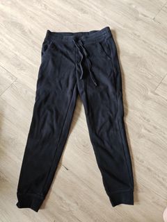 Uniqlo 黑色保暖運動褲 S 碼64246020781443110