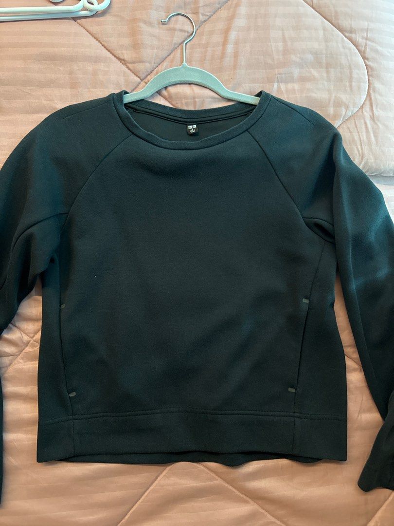Uniqlo Black Sweatshirt (Category: Longsleeves) located in Manila. Submitted by mdeclutterrr (Listing ID 1399702117, Image 1). Description: Uniqlo black sweatshirt Old collection Used 1x.