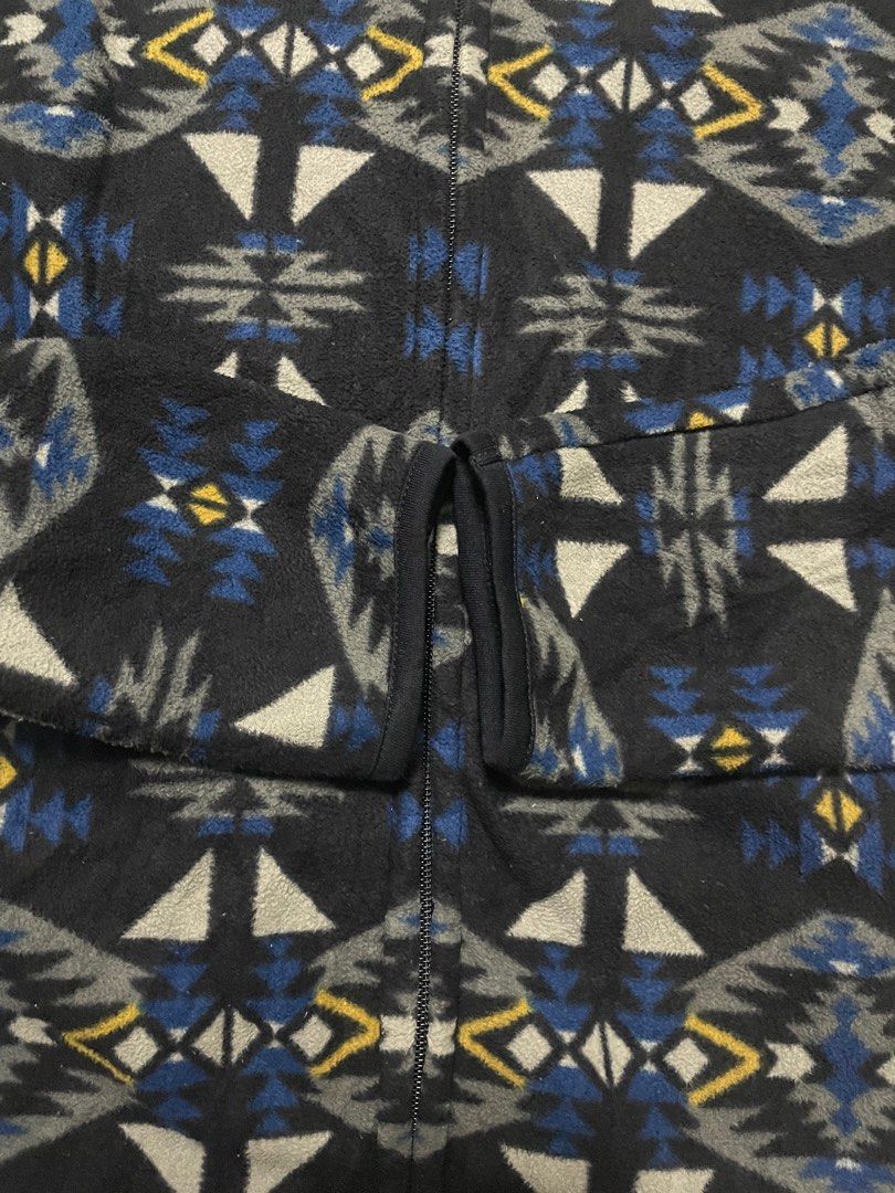 Uniqlo Aztec Fleece (Category: Activewear) located in Manila. Submitted by 2002kid (Listing ID 1399708393, Image 2). Description: Uniqlo Fleece Pattern Size: Large Unisex Ykk Zipper Patagonia Vibes Patterned Good Condition Unisex Dimes Width: 21 Length: 29 Issue: None Need wash 📨.