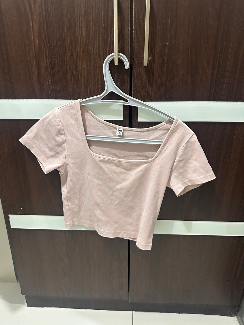 [UNIQLO] Pino Crop Top (Category: Shirts) located in Manila. Submitted by abcdeclutter__ (Listing ID 1399726990, Image 1). Description: .